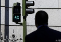 西班牙街头现同性恋红绿灯 同性伴侣可牵手过街