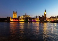 英国议会大厦首次亮起彩虹灯，迎接伦敦同志巡游