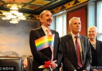德国同性婚姻法生效 首对新人拥吻庆祝