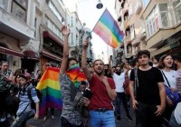 土耳其同性恋群体在水枪下大游行