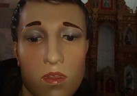 因圣徒雕像被修复成了“同性恋”，哥伦比亚的教区居民集体讨说法