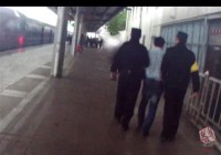 中年男子半夜摸醒另一名男旅客，被铁路警方拘留