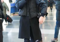 王凯穿趣味卫衣走机场，吸睛减龄似个性少年，瘦高身材更让人羡慕