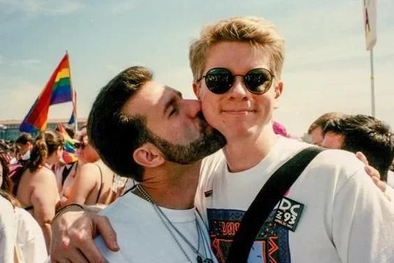 同性恋人难持久？这对恋人晒25年前照片反驳这一说法！