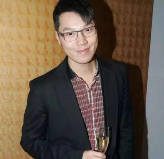 曾在节目中公开自己是同性恋并与男友结婚 2018年回归TVB