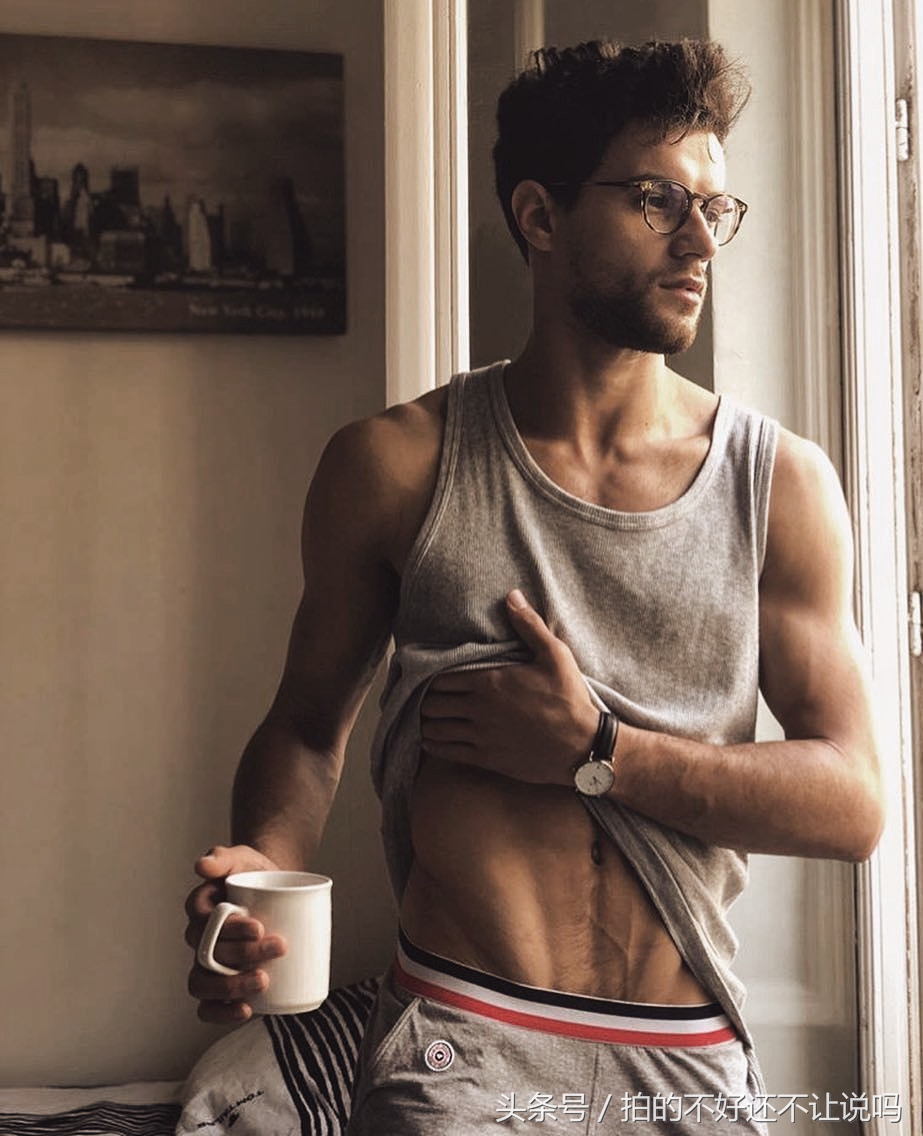 超帅的欧美肌肉型男，教你起床后如何优雅的喝一杯咖啡