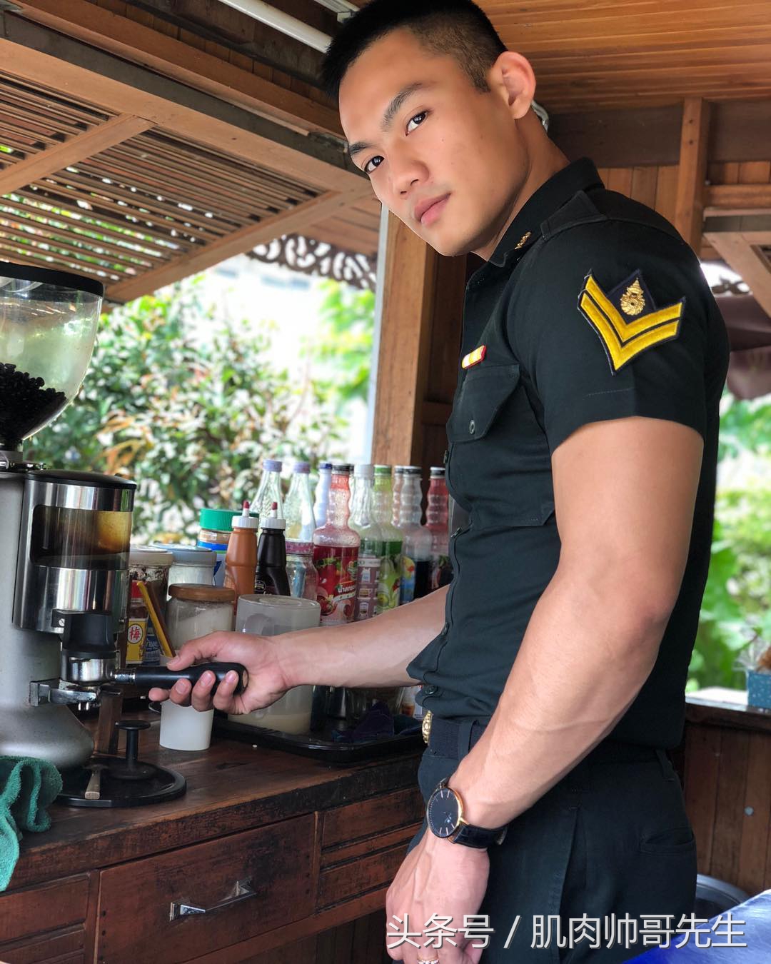 泰国肌肉帅警察，性感又不失男人味