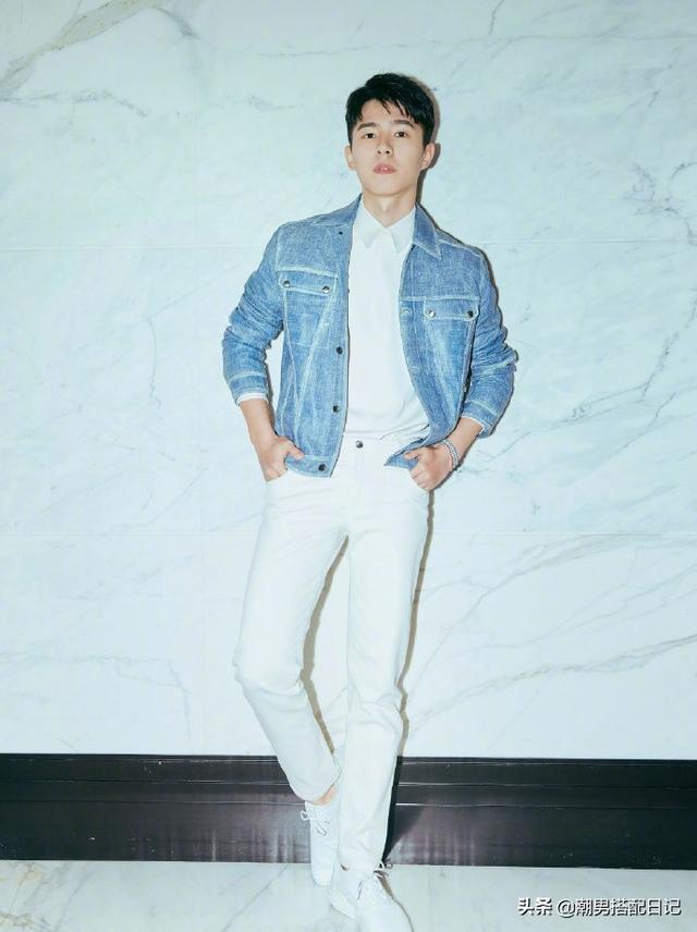 刘昊然身穿牛仔外套搭配白色休闲裤，太帅气