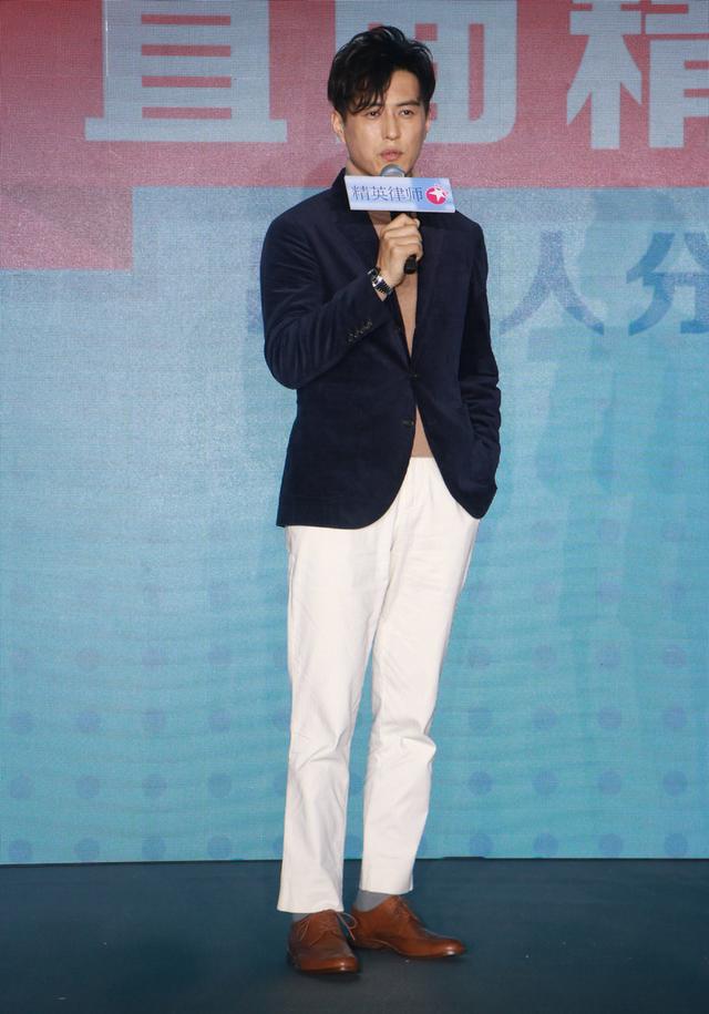 《精英律师》发布会，靳东穿白西裤显优雅个性