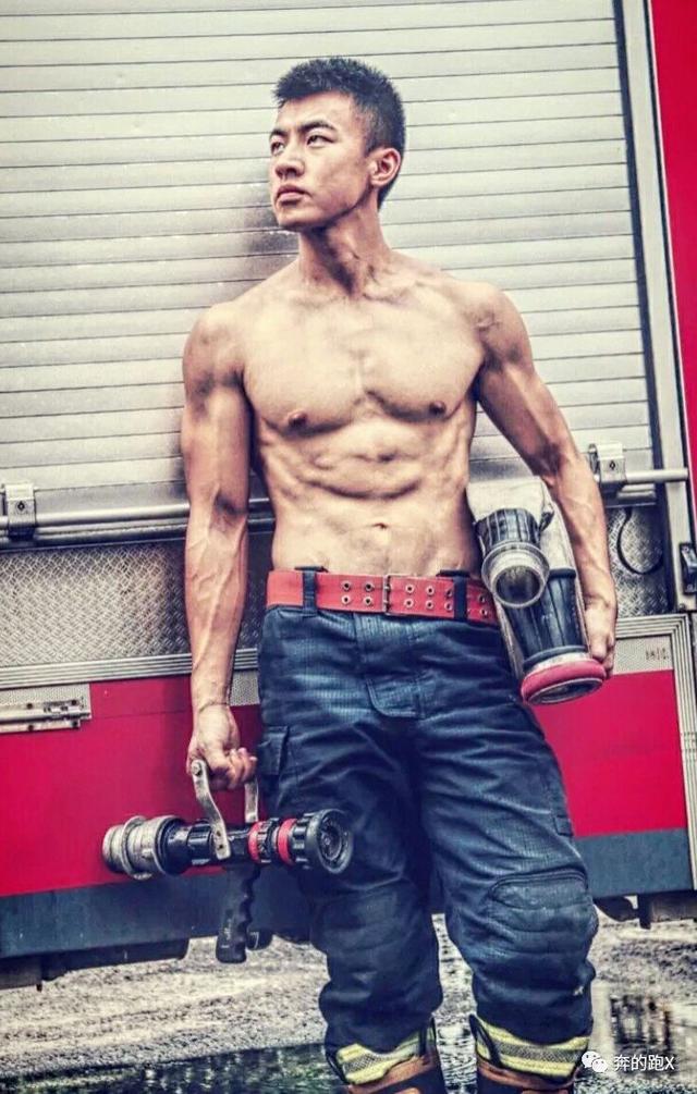 中国消防又发福利了，壮实肌肉队员完美展现英雄魅力