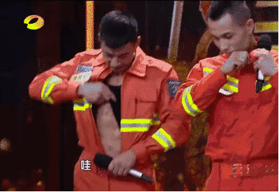 中国消防又发福利了，壮实肌肉队员完美展现英雄魅力