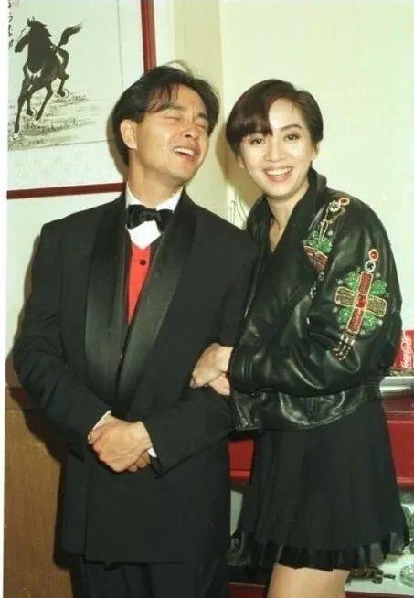 张国荣穿衣造型30年前的风格，在当今依旧是潮流