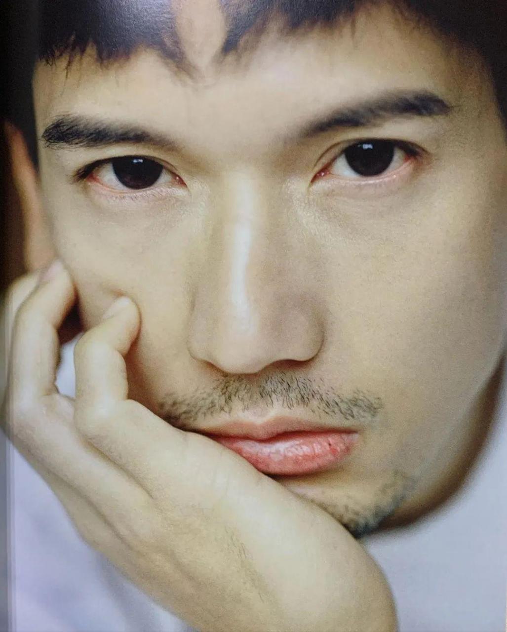 40岁香港男星关智斌推出写真集，他看起来还是那么青春