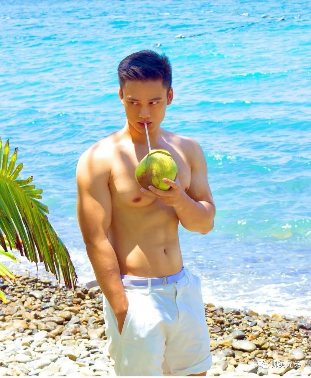 爱喝椰子的热带帅哥，阳光是他的肤色
