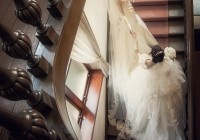 女同志恋人自制梦幻迪士尼婚纱，有如童话故事的婚礼！