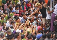 缅甸神节人山人海，节日的关键人物由男同性恋扮演！