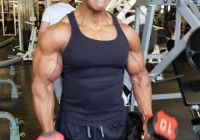 55岁老哥的肱二头肌不逊于巅峰施瓦辛格，已坚持健身35年