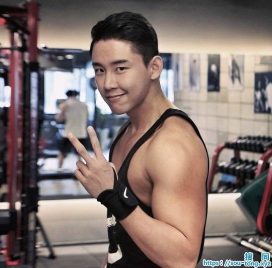 韩国肌肉型男笑容很美